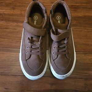 Boys Cat & Jack Size 4 Shoes Euc